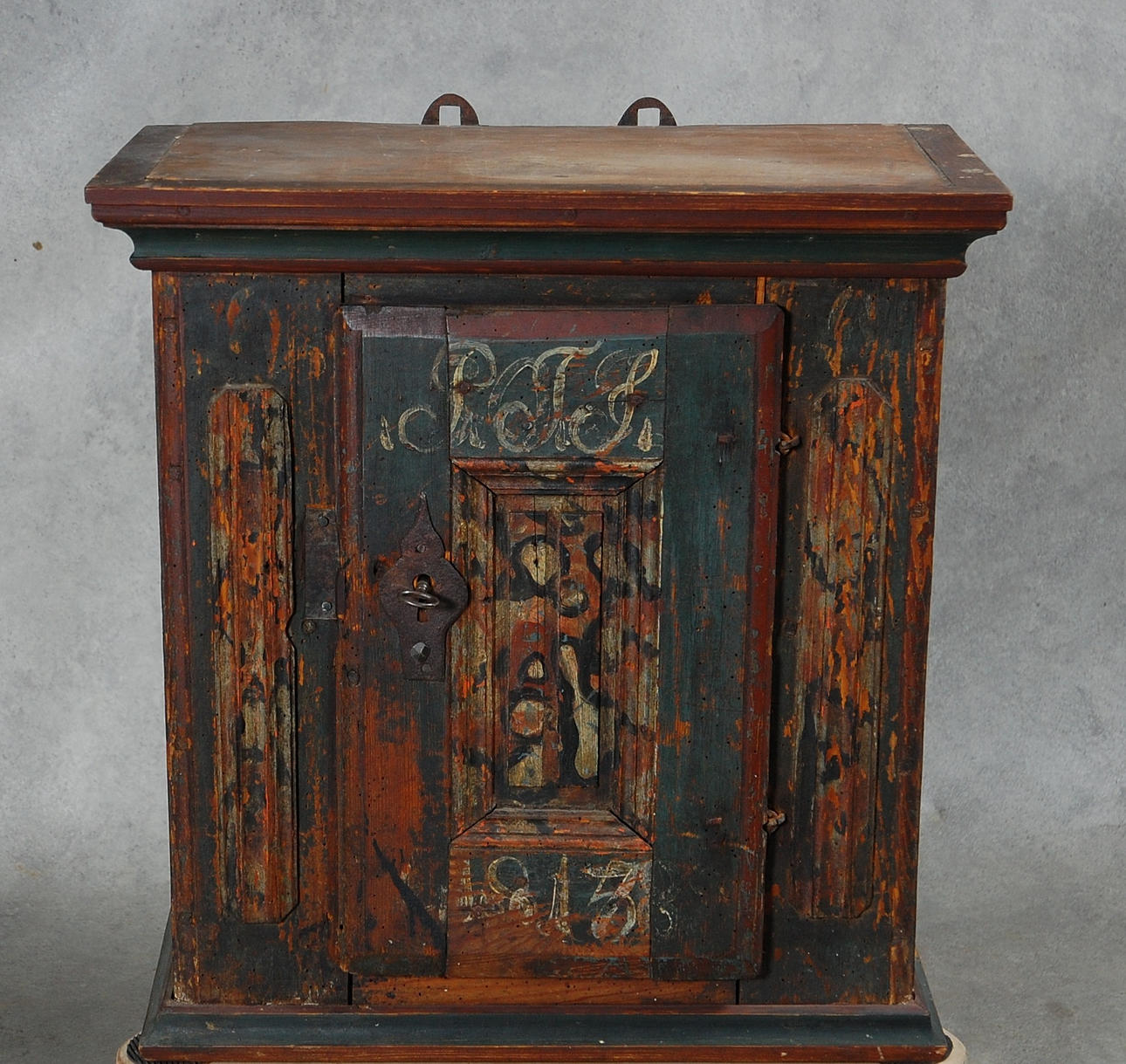 VÄGGSKÅP, allmoge märkt, daterat från två generationer 1789, 1815.