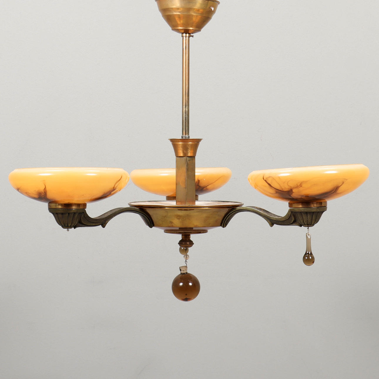 LÁMPARA DE TECHO de latón con 3 vasos de cristal.