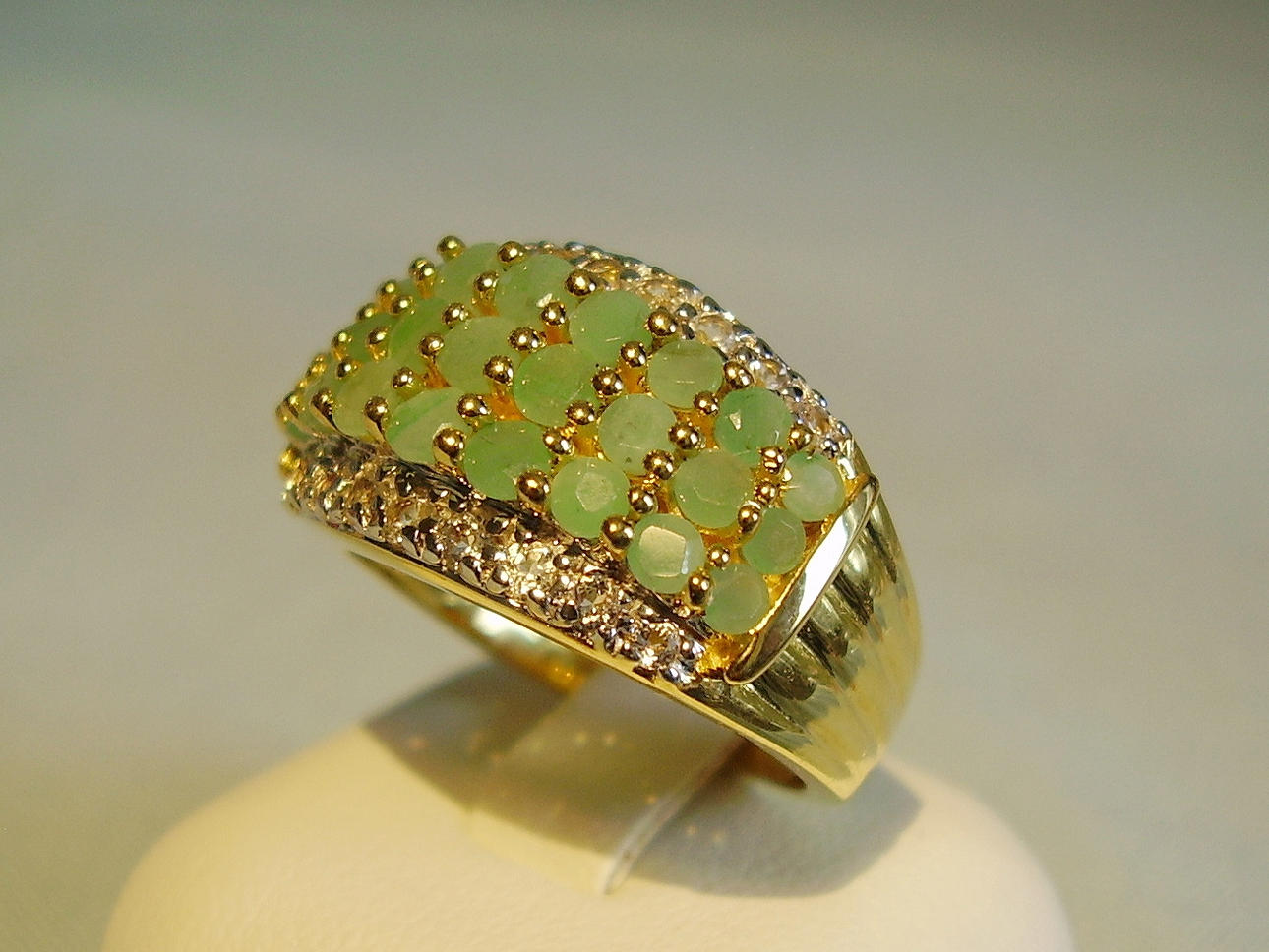 EMERALD RING med vita naturliga topaser.