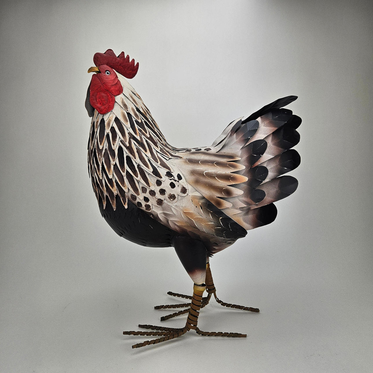 PRYDNADSTUPP, bemålad metall. Samtida.