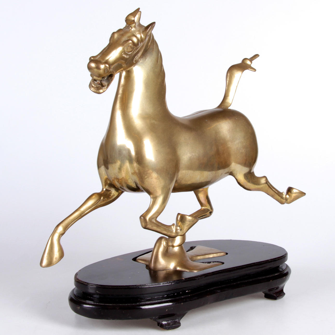 SKULPTUR, på träsockel, häst, förgylld metall, Tang stil, Kina, 1900-tal.