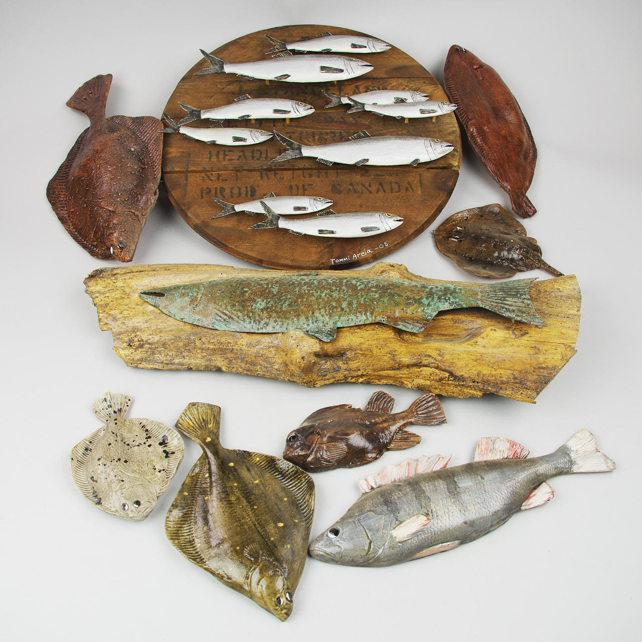 SKULPTURER, fiskmotiv, keramik/plåt/trä.