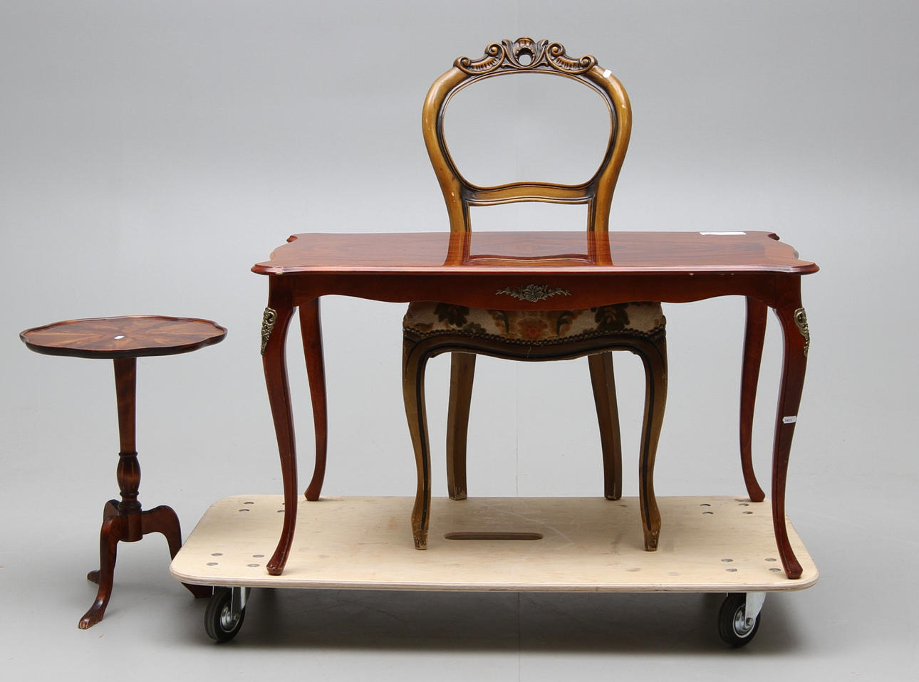 SOFFBORD, Rokokostil, samt Pelarbord och stol. 1900-talets slut.