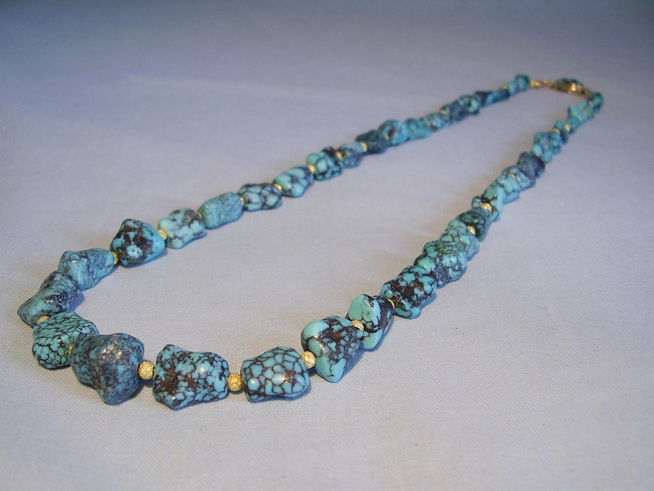 NATUR-TURKOS HALSBAND, lås 585 gult guld.