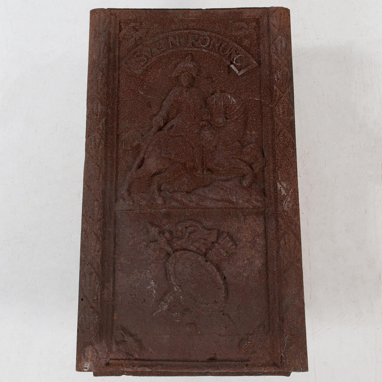 Eine gusseiserne Ofentür, 18./20. Jahrhundert.