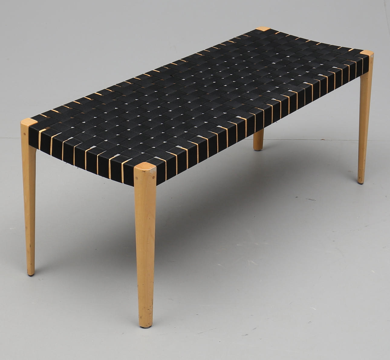 BÄNK, sadelgjord och ljus björk, 1900/2000-tal.