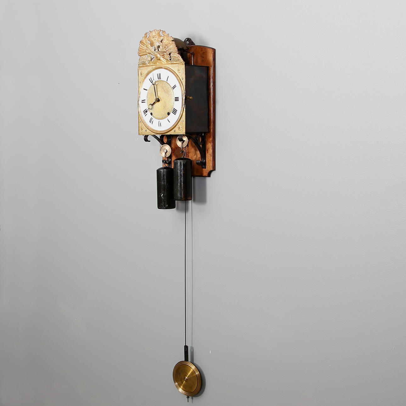 VÄGGUR, med lod, empire, 1800-talets första hälft.