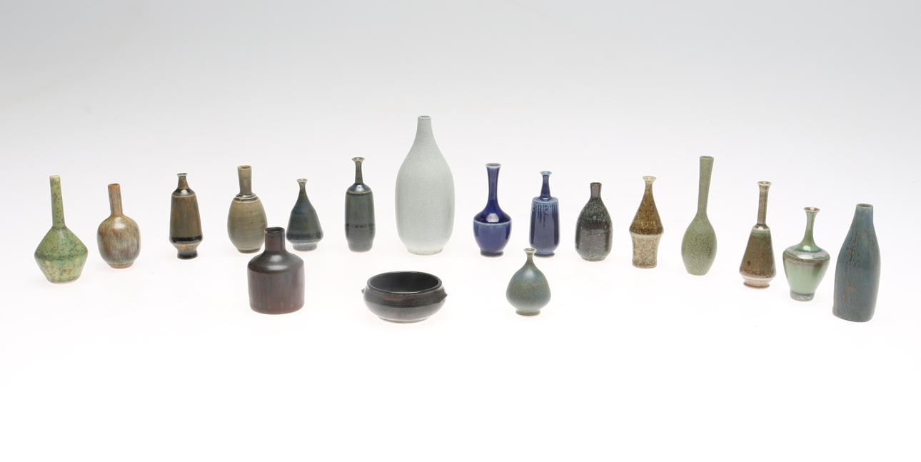 MINATYRVASER samt SKÅL, 18 delar, stengods, bland annat Rörstrand, Hjo, Höganäs.