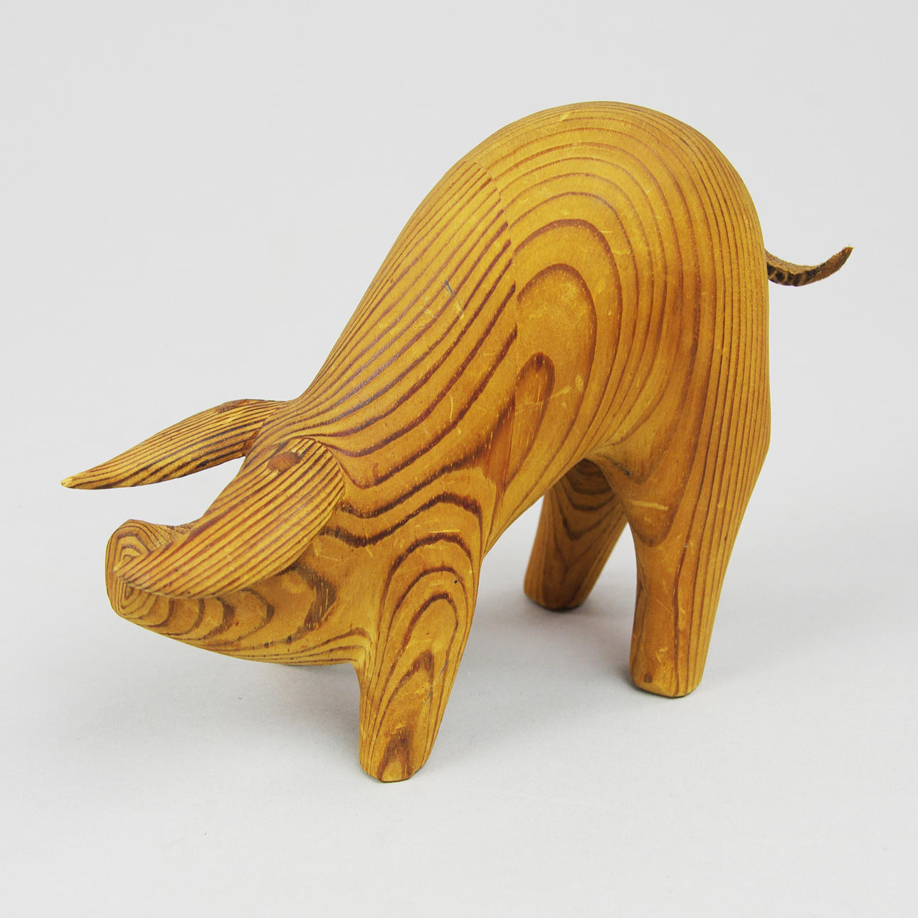 SKULPTUR, gris, snidat trä, signerad B.F.