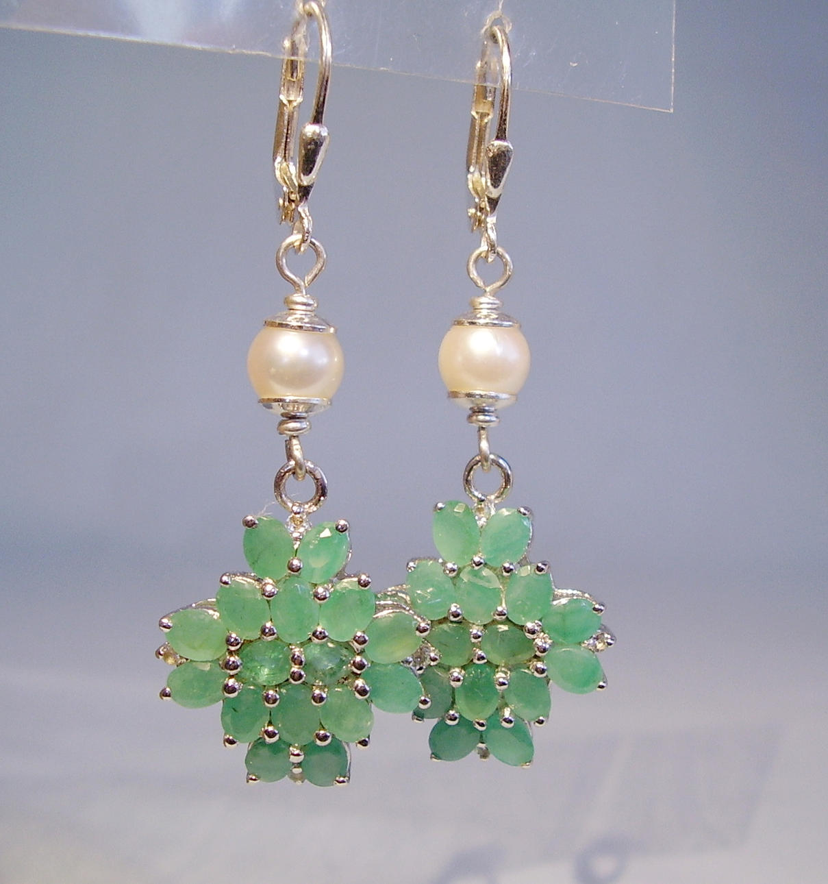 SMARAGDÖRHÄNGENA, silver 925 med äkta Akoya pärlor.