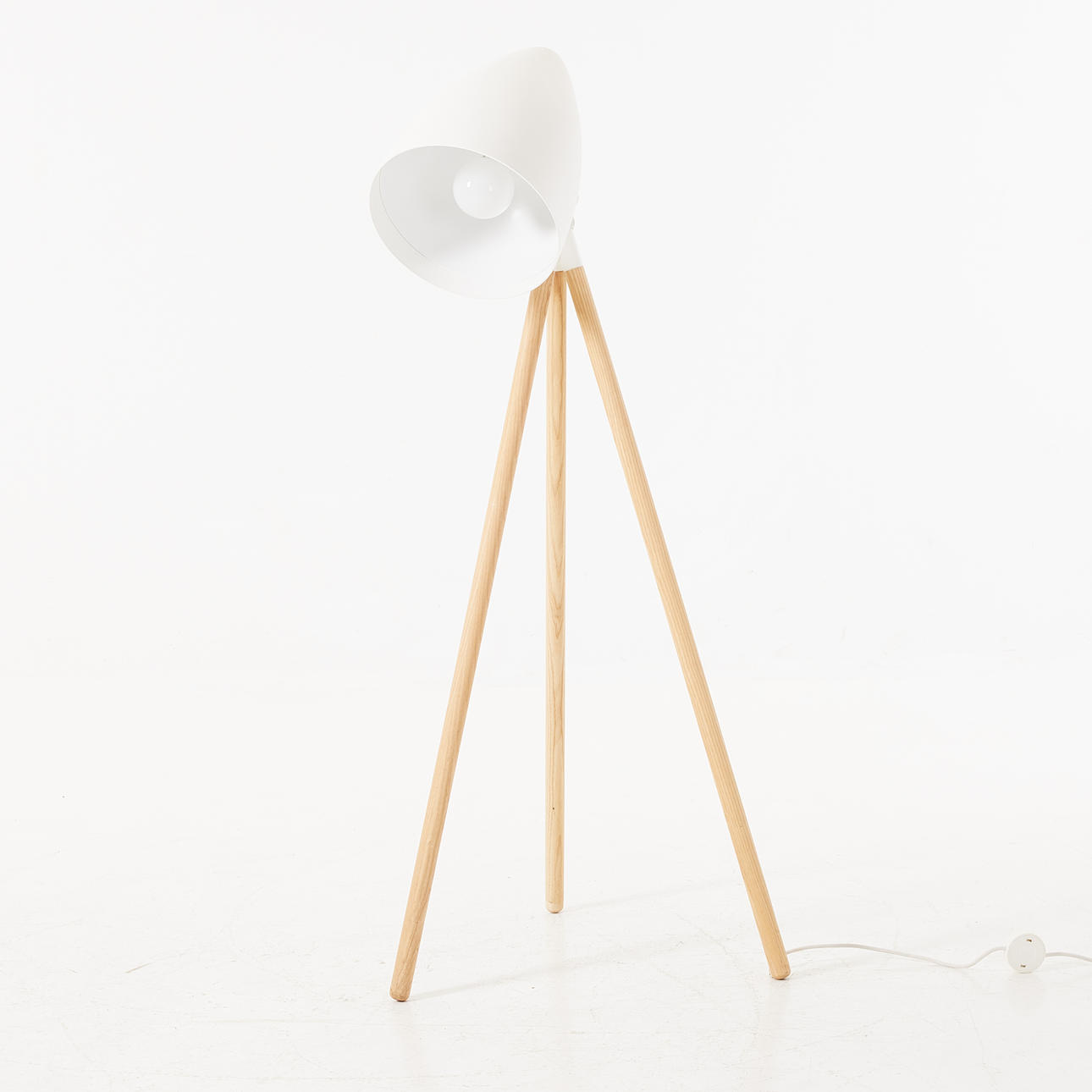 JOHAN LINDSTÉN, Stehleuchte „Orbit“, Gärsnäs, Beine aus Esche, weiß lackierter Metallschirm.