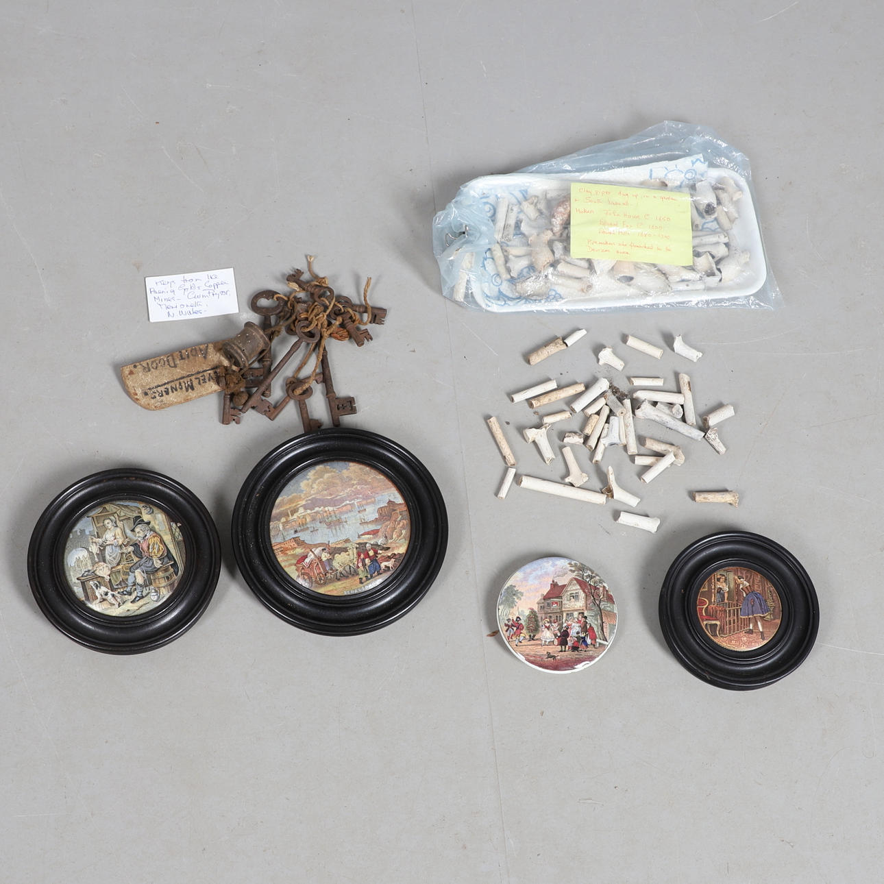 VIKTORIANSKA PRATTWARE KRUKLOCK, LERRÖR OCH GAMLA NYCKLAR.