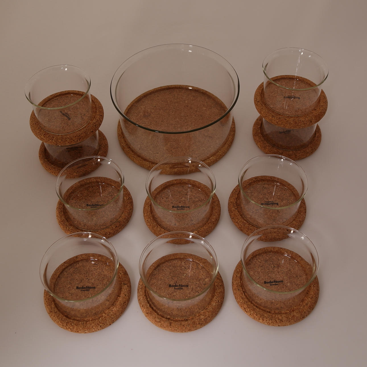 SIGNE PERSSON MELIN. FORMAR med korkunderlägg, glas, Boda Nova, sent 1900-tal.