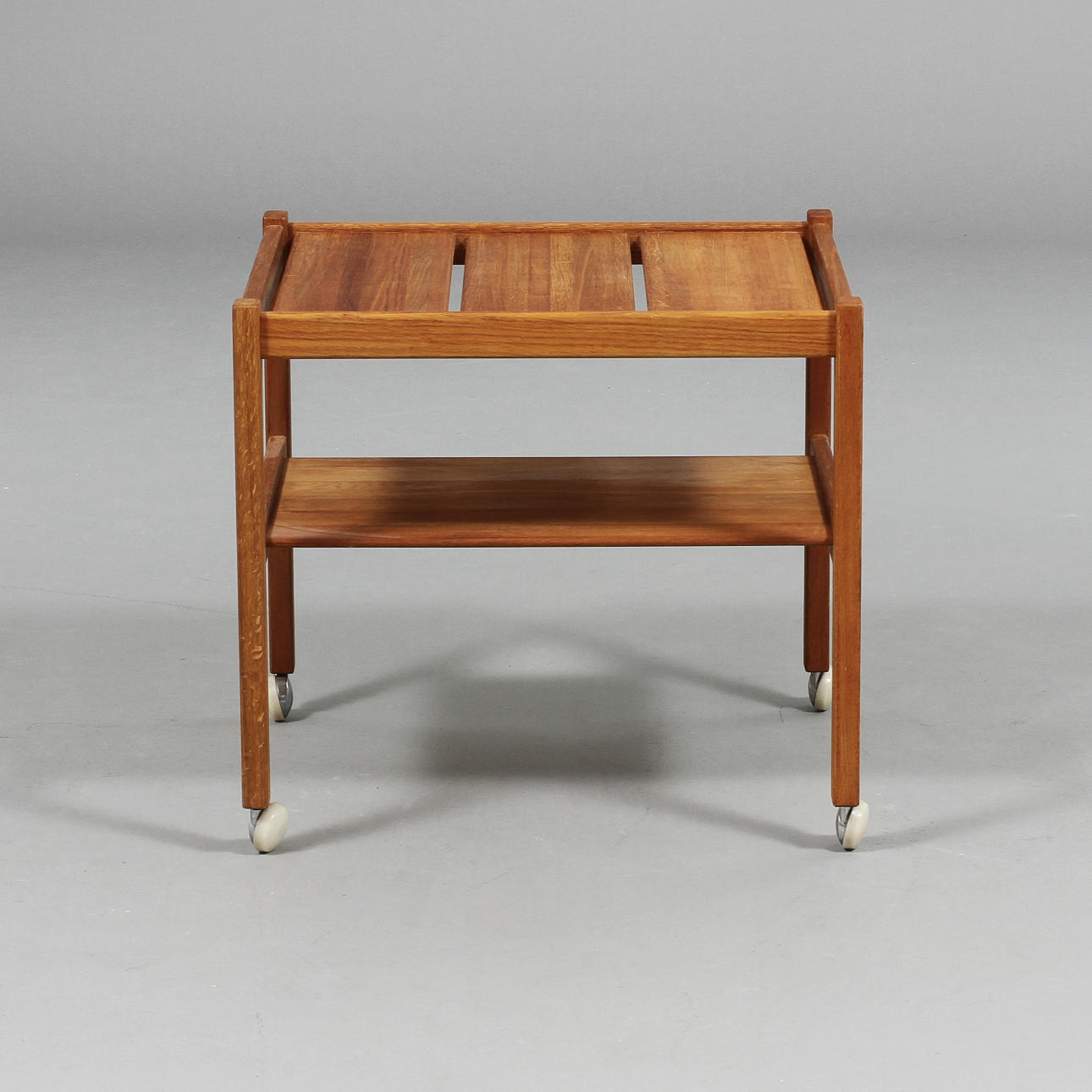 BORD, ek. Yngve Ekström för Swedese, brännmärkt.