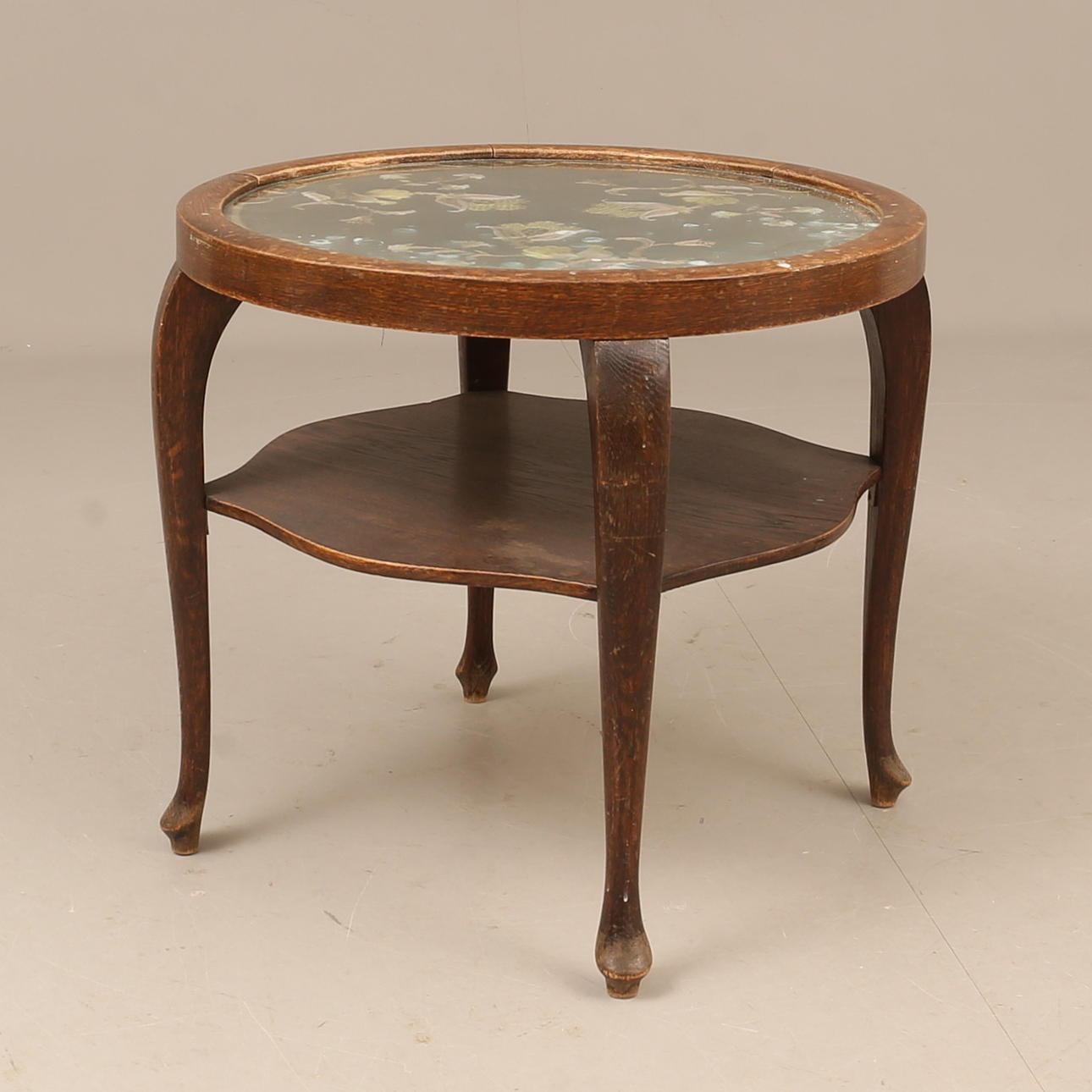 Una mesa para fumar del siglo XX.