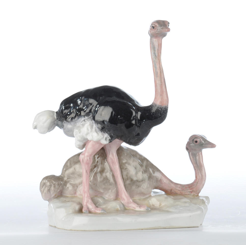 PORZELLANMANUFAKTUR ENS. TILLSKRIVEN. Stående och liggande struts.