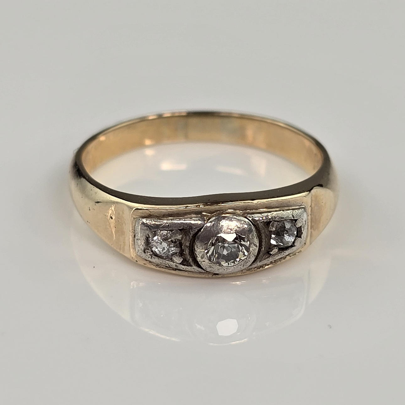 Guldring med diamanter - 585 gult guld.