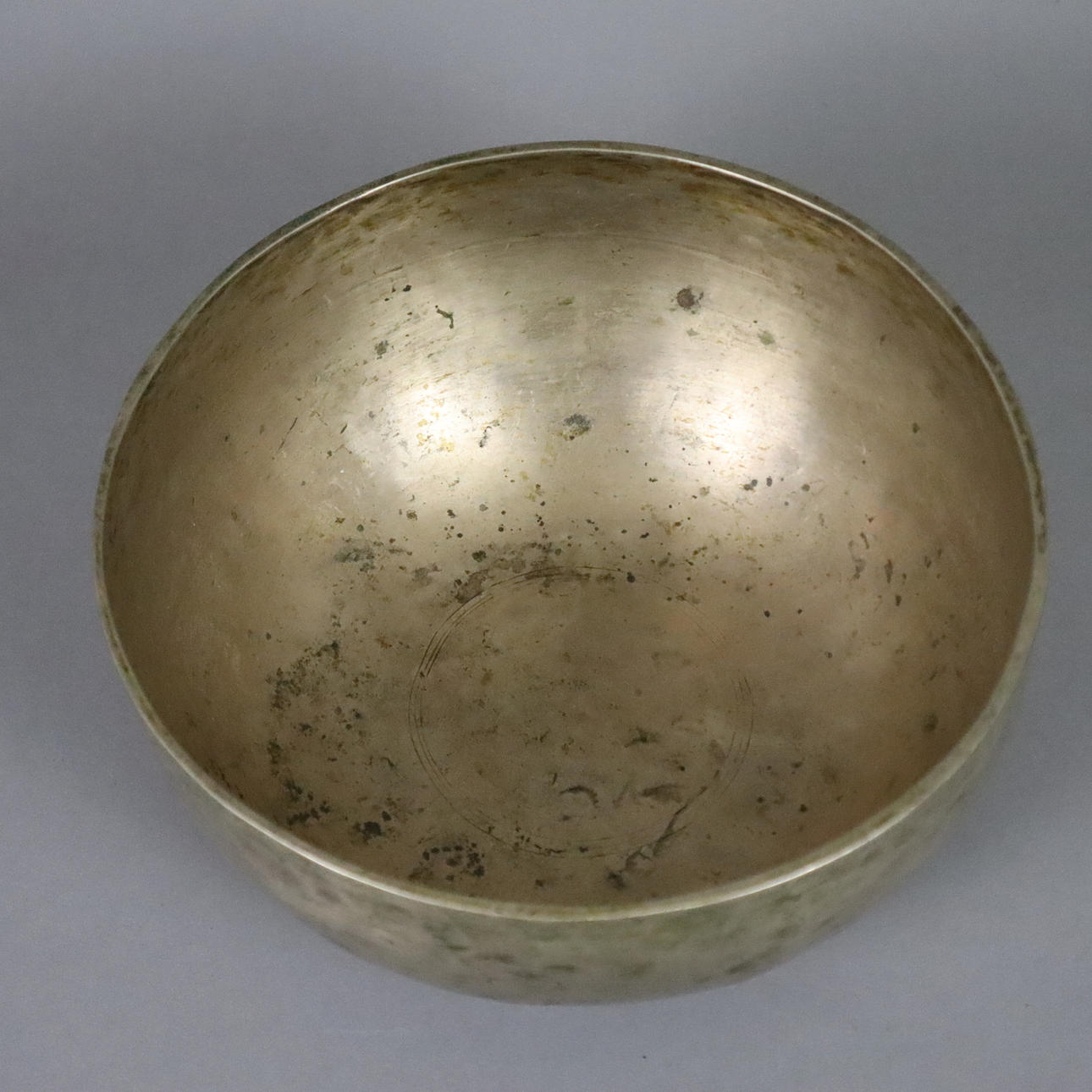 - Große KLANGSCHALE - wohl Tibet, Messing, handgehämmert.