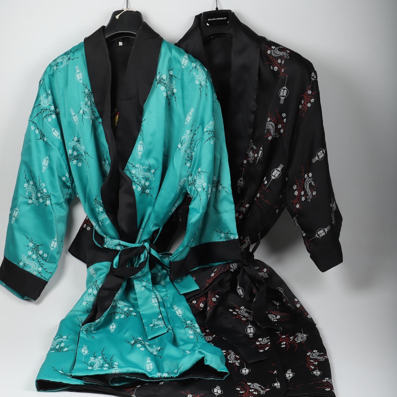 Ein Paar Seidenkimonos, 21. Jahrhundert.