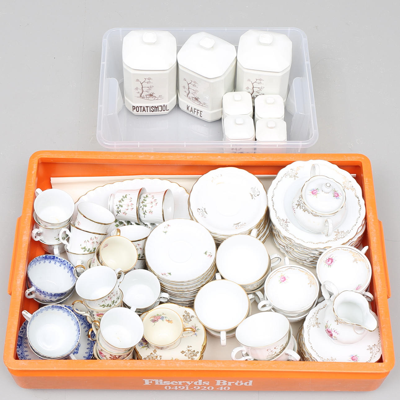 KAFFEPORSLIN, ca 114 delar, 5 modeller samt KRYDDBURKAR, 7 st, Svaneholm, Bavaria m.m.