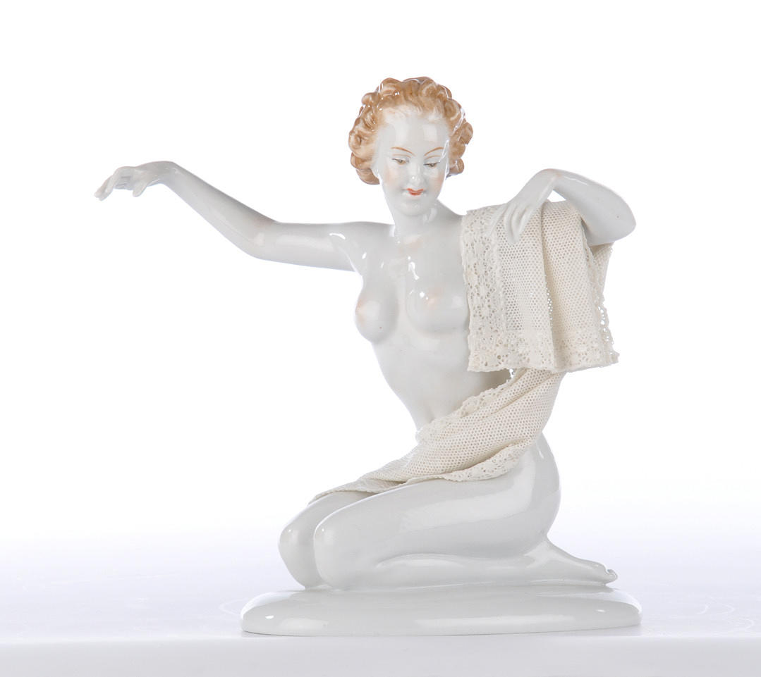 KURT LAUTENSACK FÜR UNTERWEISSBACH. Hukande kvinnlig naken eller dansande kvinnlig naken.