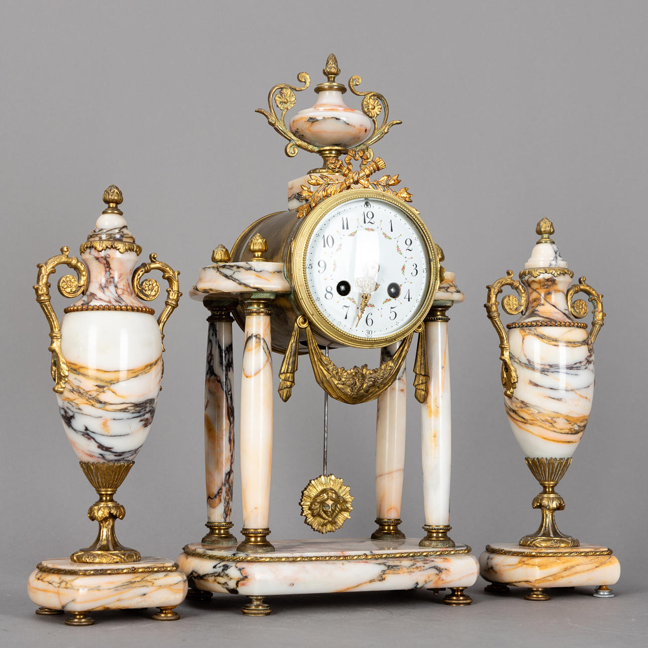 Louis XVI style portal clock with a pair of amphorae vases, France, around 1900 (3).