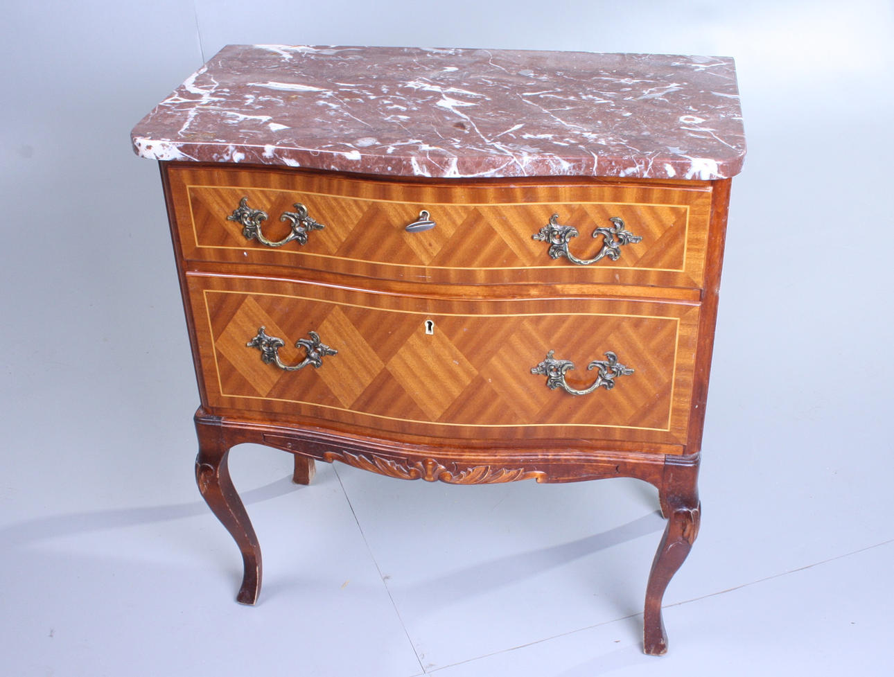 BYRÅ MED STENSKIVA, rokokostil, 1900-tal.