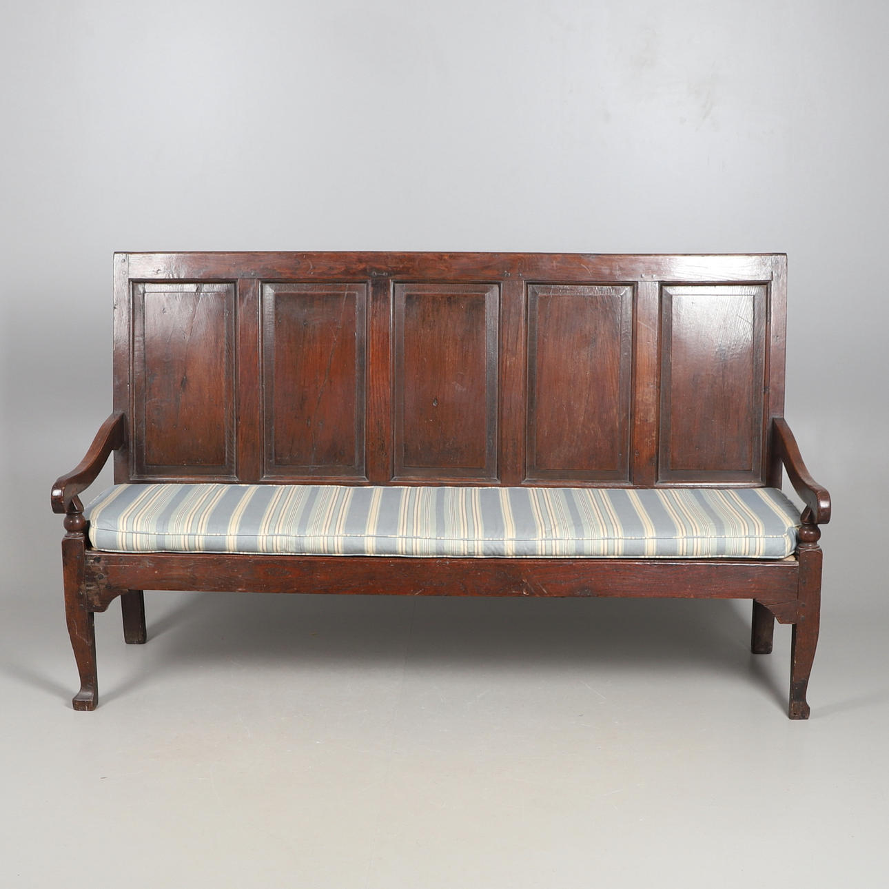 EN GEORGISK EKHALLSTOL.