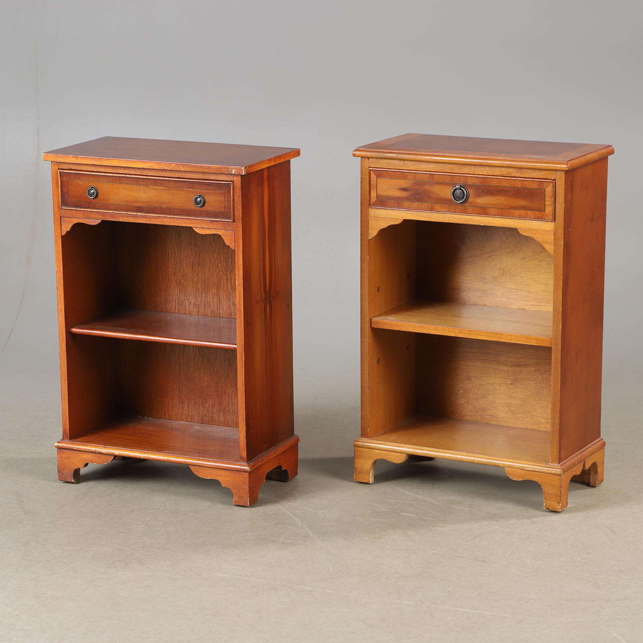 NATBORD, 2 stk lignende, barlind, engelsk stil.