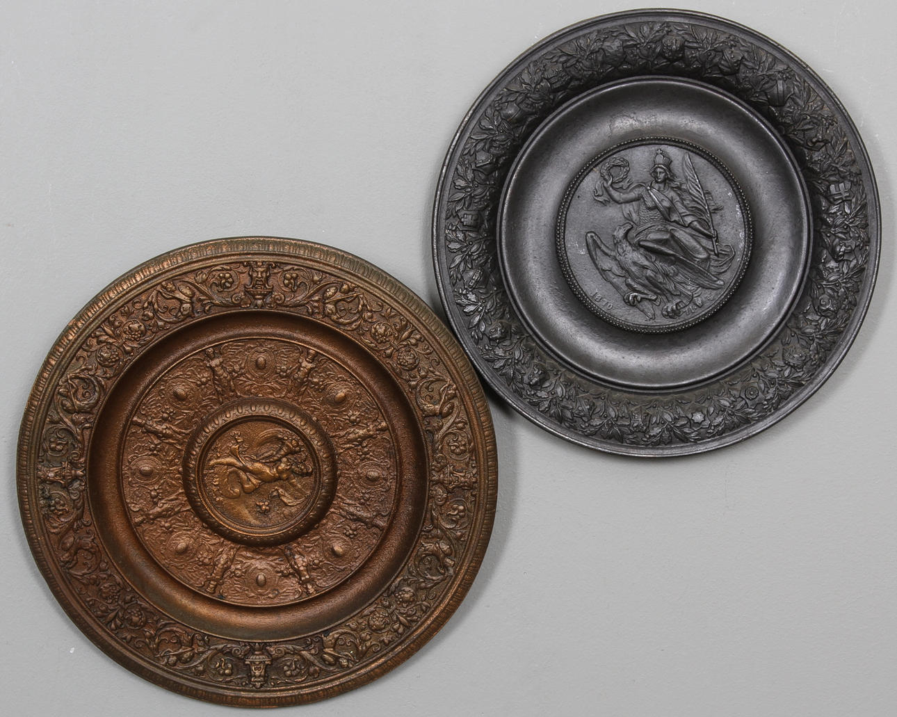 SKÖLDAR, 2 st, gjutjärn, 1800/1900-tal.