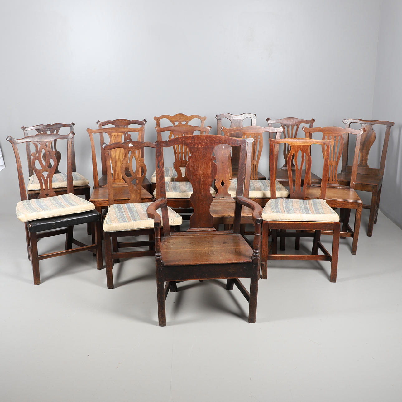 FEMTEN FORSKELLIGE EGETRÆ SPISESTUESTOLE.