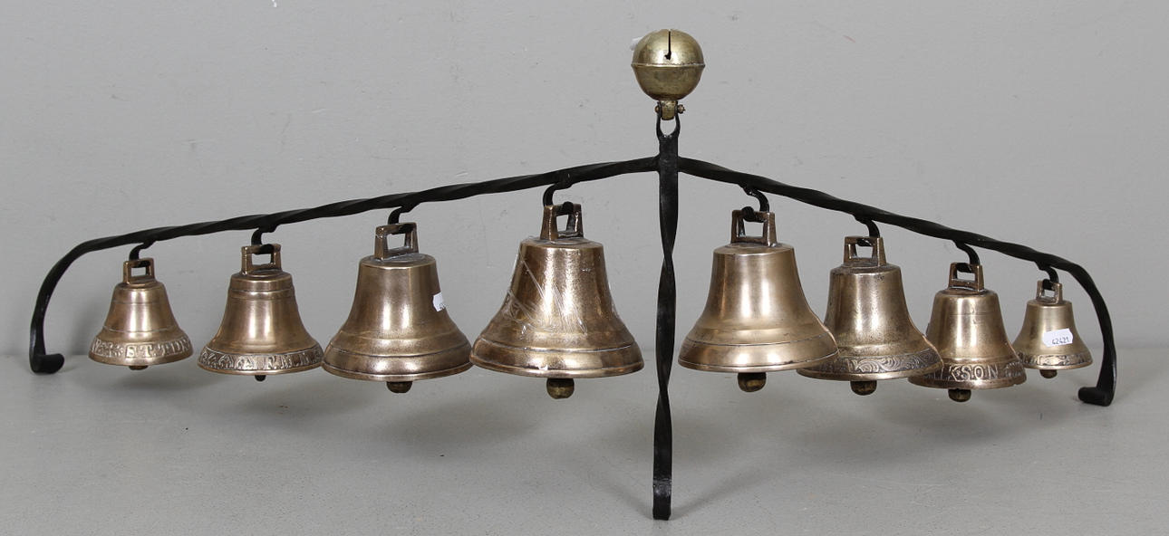 MALMKLOCKOR. 8 st, samt smidesställ.