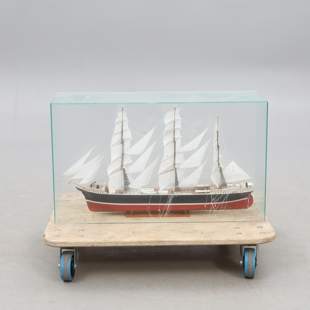 SEGELSCHIFF, MODELL UND GLASDISPLAY.