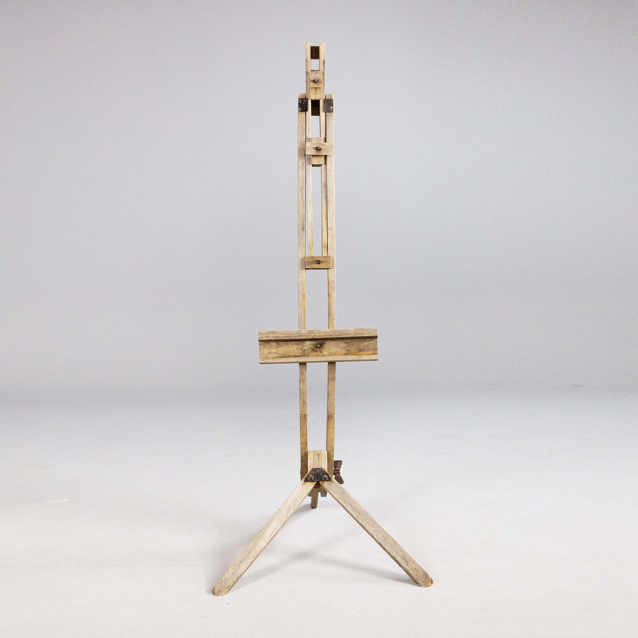AN ANTIQUE ARTISTS EASEL.
