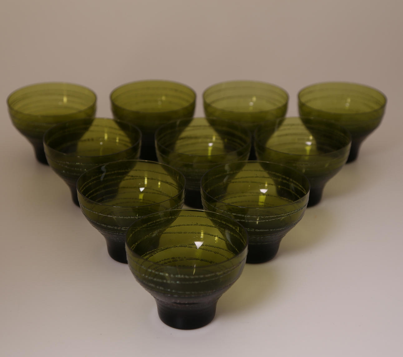 DESSERTSKÅLAR, 10 st, grönt glas, linjedekor, 1900-tal.