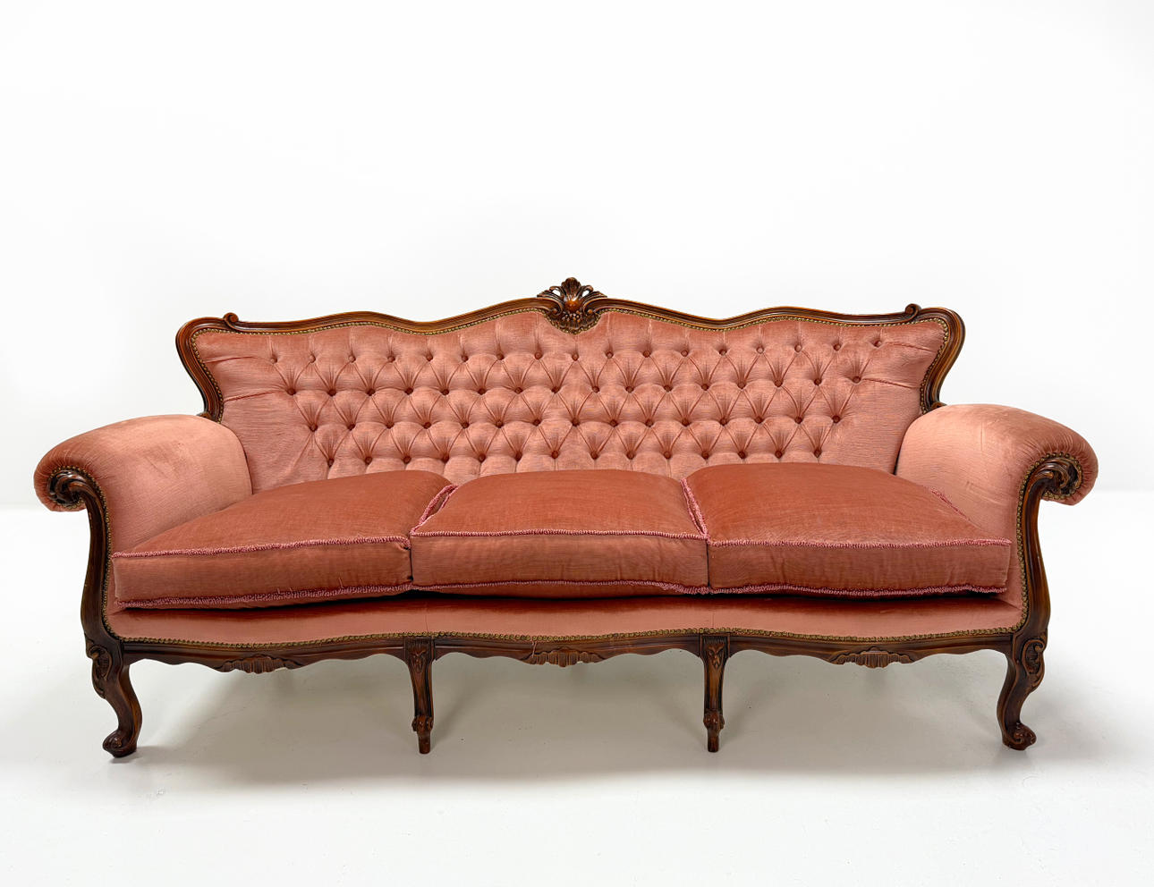 Un sofá, estilo rococó de 1900.