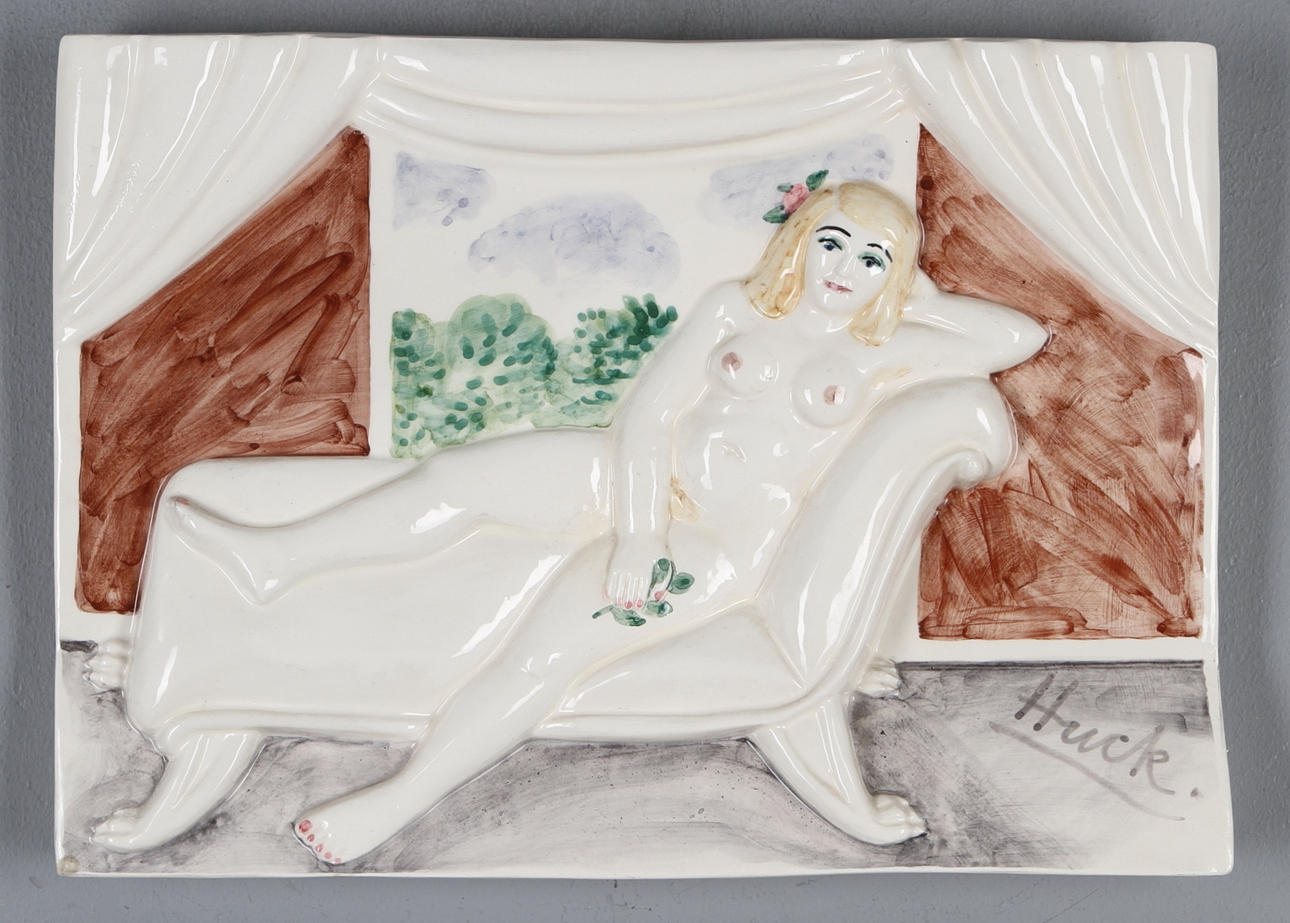 LARS HUCK HULTGREN. Väggrelief, keramik, kvinna i divan, signerad.