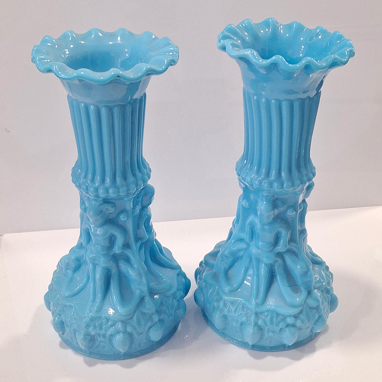 Pareja de jarrones en opalina azul turquesa.