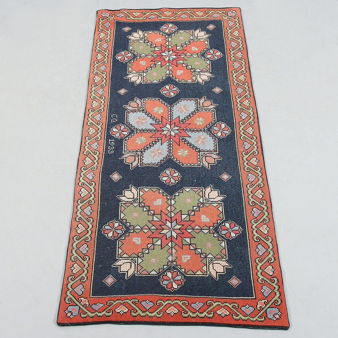 PLÄD, broderi, monogramsignerad "CQ" och daterad 1933.