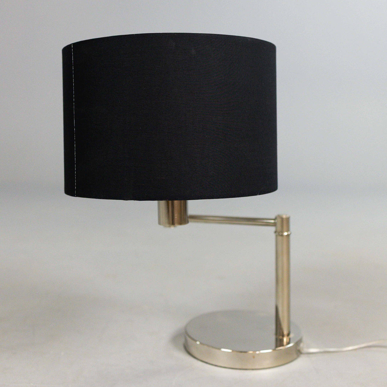 EINE RALPH LAUREN LESELAMPE MIT SCHWINGARM.