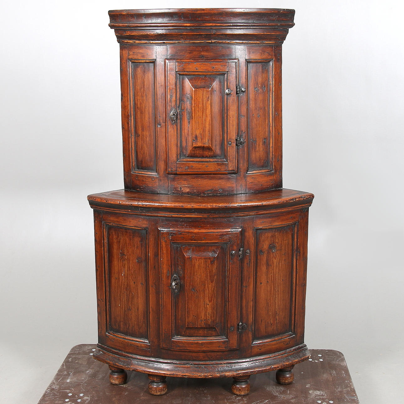 HÖRNSKÅP, barock, 1700-tal.