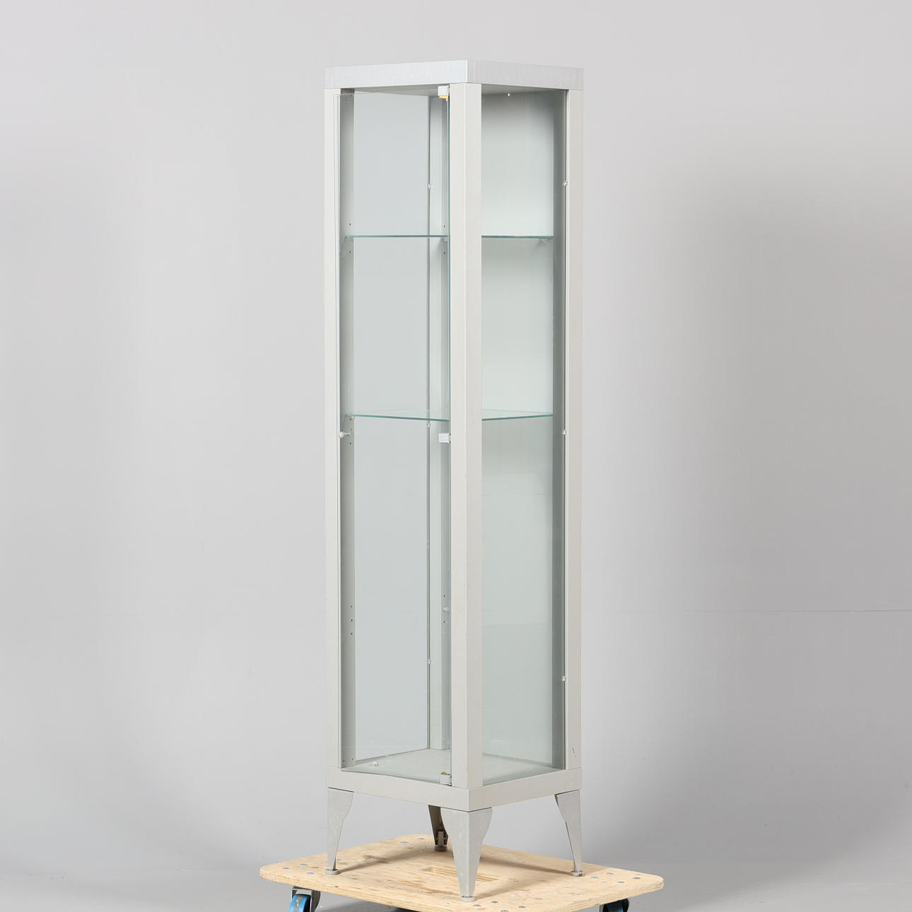 VITRINSKÅP, glas och metall.