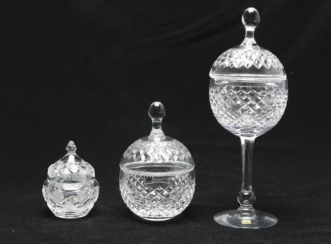 LOCKSKÅLAR samt POKAL, 3 delar, Kosta, 1900-talets andra hälft.