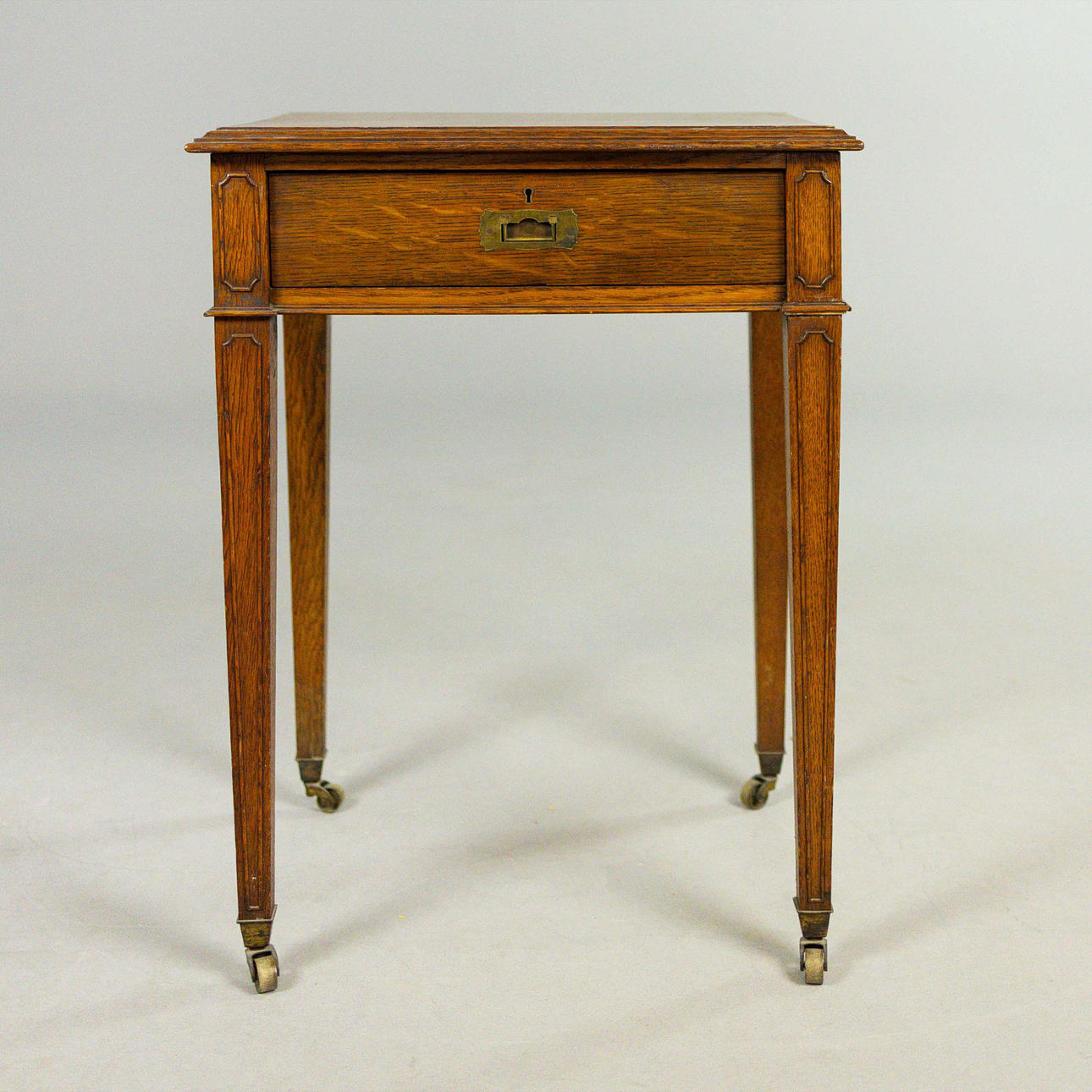 AN EDWARDIAN OAK SIDE TABLE.