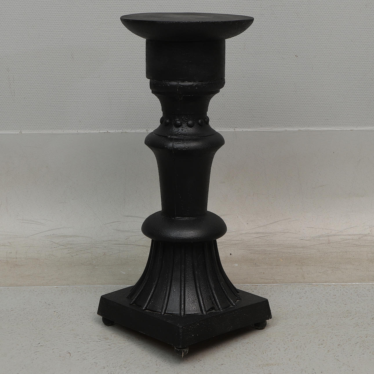 PIEDESTAL, bemålat trä, 1900-tal.