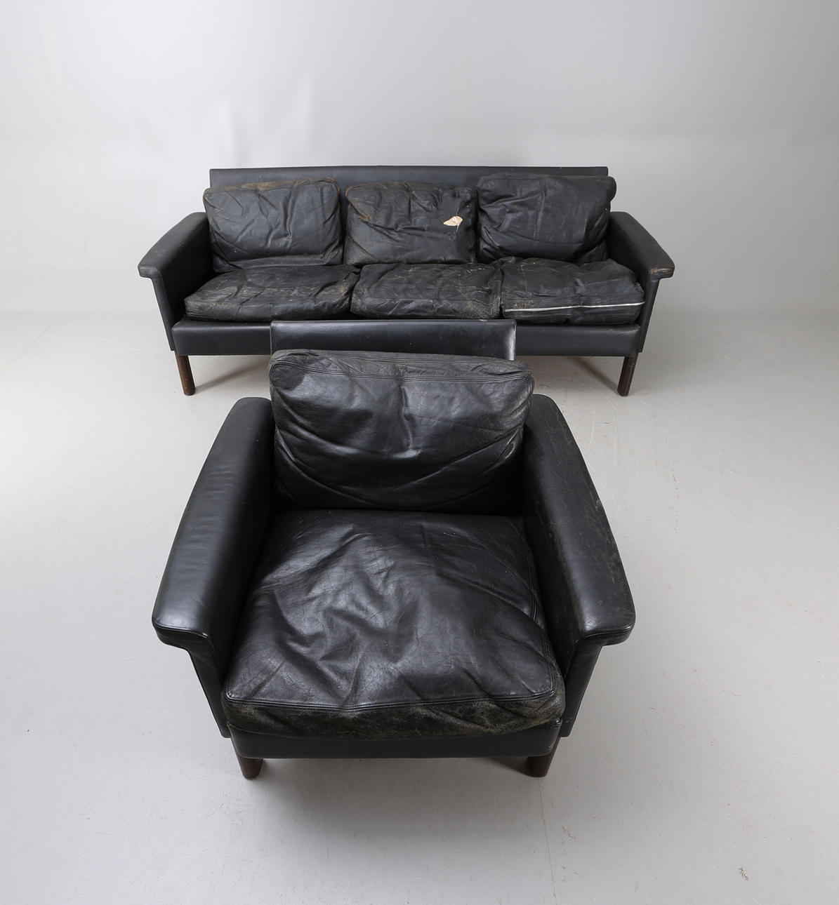 SOFFA samt FÅTÖLJ, skinn, Mio, 1900-talets andra hälft.