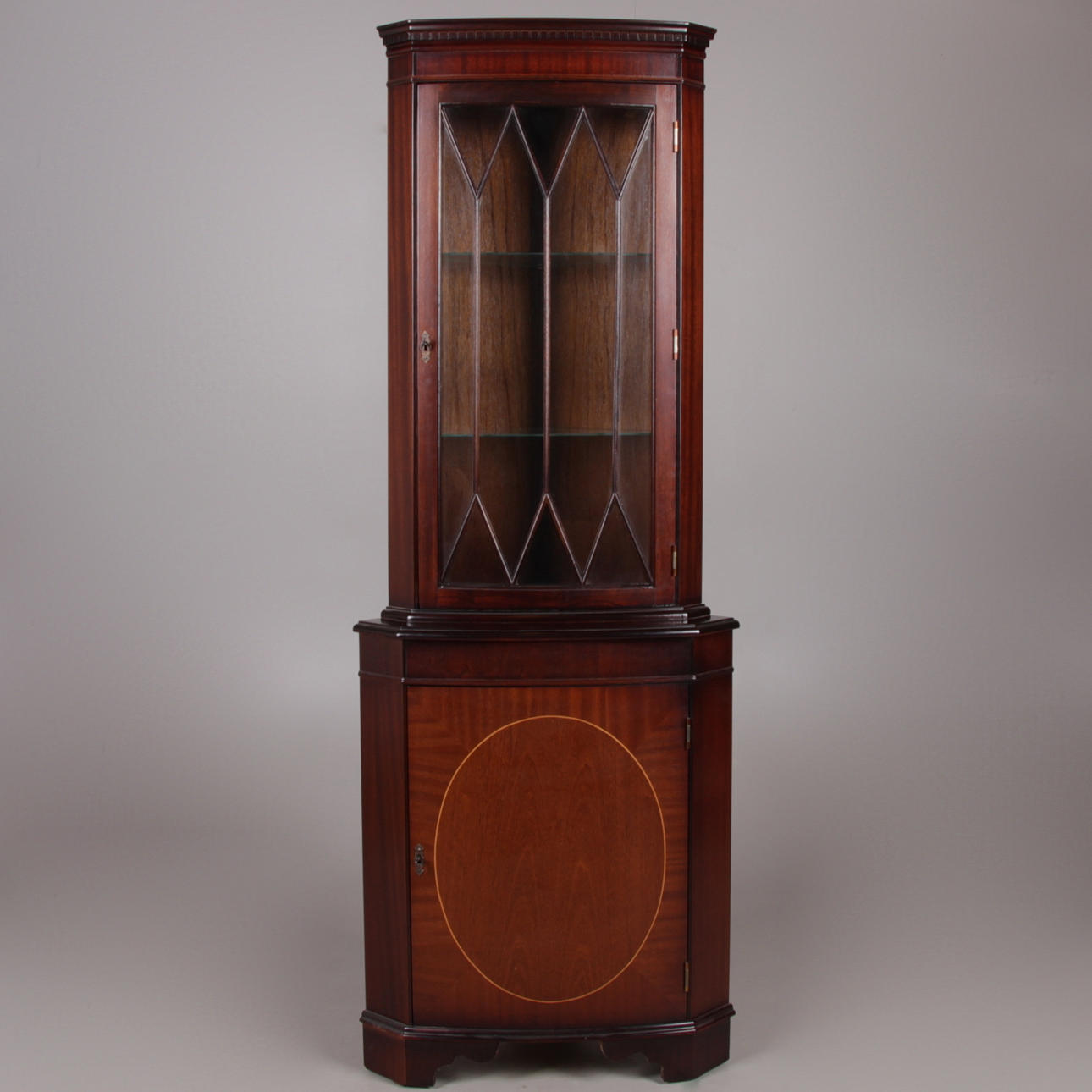 HÖRNSKÅP, med vitrin, engelsk stil, 1900-talets andra hälft.