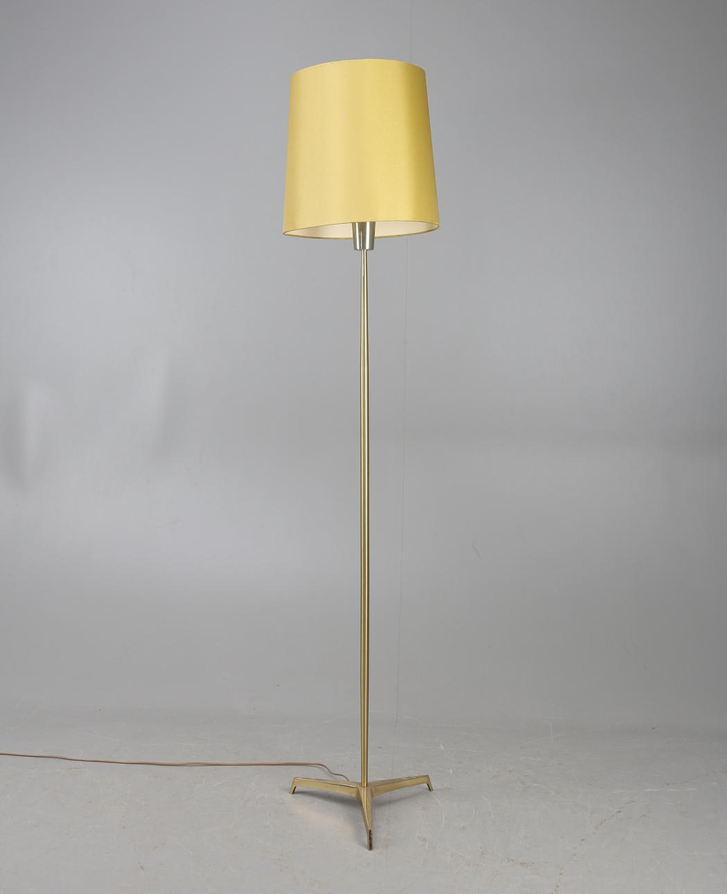 GOLVLAMPA, mässing, 1900-talets andra hälft.