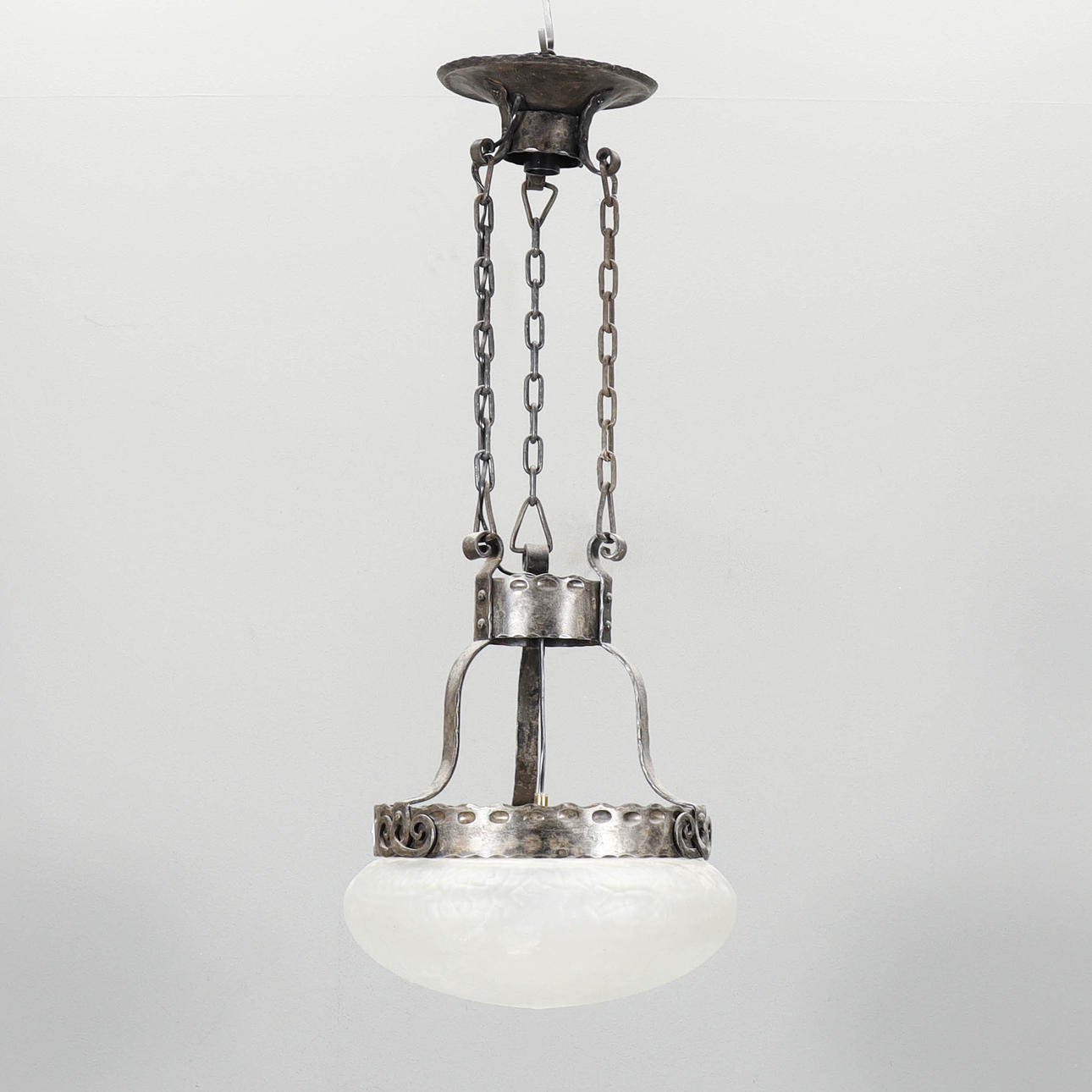 DECKENLEUCHTE aus Schmiedeeisen und Glas.