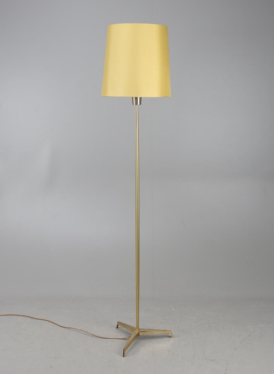 GOLVLAMPA, mässing, 1900-talets andra hälft.